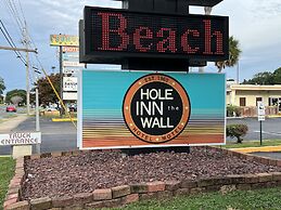 Hole Inn the Wall Hotel - Fort Walton Beach - Sunset Plaza - near Beac