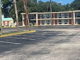 Hole Inn the Wall Hotel - Fort Walton Beach - Sunset Plaza - nearby Be