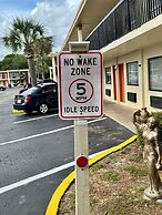 Hole Inn the Wall Hotel - Fort Walton Beach - Sunset Plaza - nearby Be