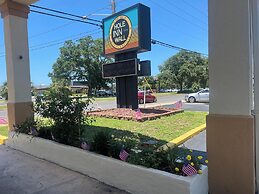 Hole Inn the Wall Hotel - Fort Walton Beach - Sunset Plaza - nearby Be