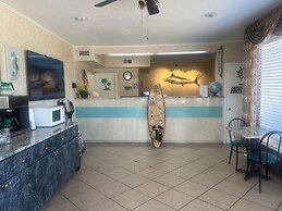 Hole Inn the Wall Hotel - Fort Walton Beach - Sunset Plaza - nearby Be