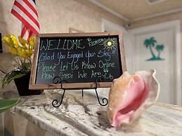 Hole Inn the Wall Hotel - Fort Walton Beach - Sunset Plaza - nearby Be