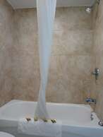 Hole Inn the Wall Hotel - Fort Walton Beach - Sunset Plaza - nearby Be