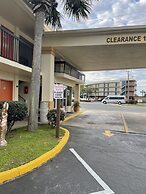 Hole Inn the Wall Hotel - Fort Walton Beach - Sunset Plaza - nearby Be