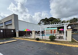 Hole Inn the Wall Hotel - Fort Walton Beach - Sunset Plaza - nearby Be