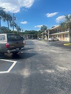 Hole Inn the Wall Hotel - Fort Walton Beach - Sunset Plaza - nearby Be