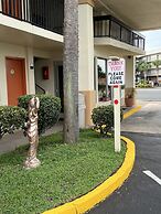 Hole Inn the Wall Hotel - Fort Walton Beach - Sunset Plaza - nearby Be