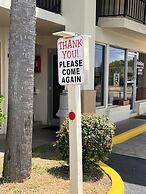 Hole Inn the Wall Hotel - Fort Walton Beach - Sunset Plaza - nearby Be