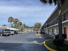 Hole Inn the Wall Hotel - Fort Walton Beach - Sunset Plaza - nearby Be
