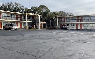 Hole Inn the Wall Hotel - Fort Walton Beach - Sunset Plaza - nearby Be