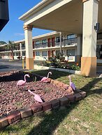 Hole Inn the Wall Hotel - Fort Walton Beach - Sunset Plaza - nearby Be