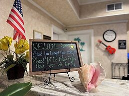 Hole Inn the Wall Hotel - Fort Walton Beach - Sunset Plaza - nearby Be