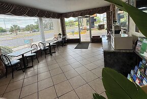 Hole Inn the Wall Hotel - Fort Walton Beach - Sunset Plaza - nearby Be