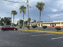 Hole Inn the Wall Hotel - Fort Walton Beach - Sunset Plaza - nearby Be