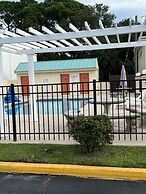 Hole Inn the Wall Hotel - Fort Walton Beach - Sunset Plaza - nearby Be