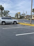 Hole Inn the Wall Hotel - Fort Walton Beach - Sunset Plaza - nearby Be