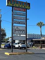 Hole Inn the Wall Hotel - Fort Walton Beach - Sunset Plaza - nearby Be