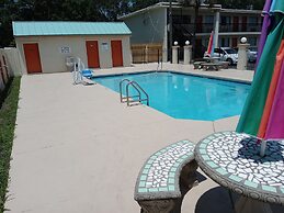 Hole Inn the Wall Hotel - Fort Walton Beach - Sunset Plaza - nearby Be