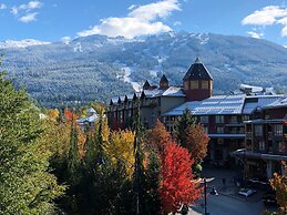 Pinnacle Hotel Whistler Village