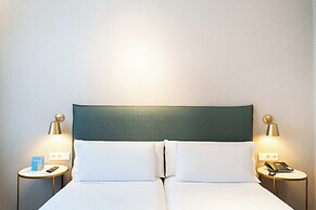 Tres Torres Atiram Hotel