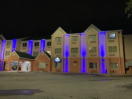 Days Inn & Suites by Wyndham Tampa/Raymond James Stadium