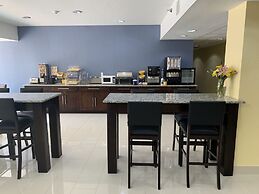 Days Inn & Suites by Wyndham Tampa/Raymond James Stadium