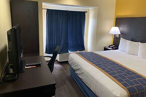 Days Inn & Suites by Wyndham Tampa/Raymond James Stadium