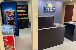 Days Inn & Suites by Wyndham Tampa/Raymond James Stadium