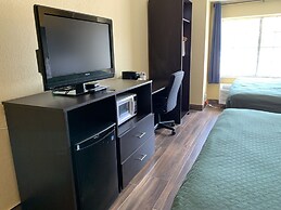 Days Inn & Suites by Wyndham Tampa/Raymond James Stadium