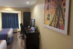 Days Inn & Suites by Wyndham Tampa/Raymond James Stadium