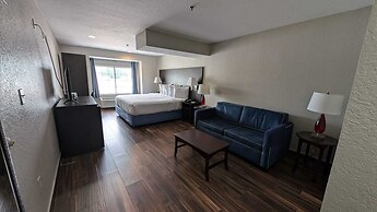 Days Inn & Suites by Wyndham Tampa/Raymond James Stadium