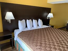 Days Inn & Suites by Wyndham Tampa/Raymond James Stadium