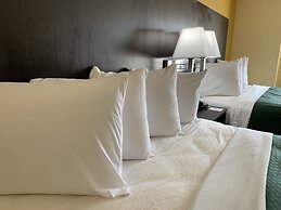 Days Inn & Suites by Wyndham Tampa/Raymond James Stadium