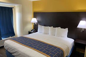 Days Inn & Suites by Wyndham Tampa/Raymond James Stadium