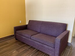 Days Inn & Suites by Wyndham Tampa/Raymond James Stadium