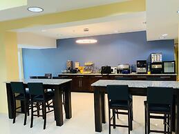 Days Inn & Suites by Wyndham Tampa/Raymond James Stadium