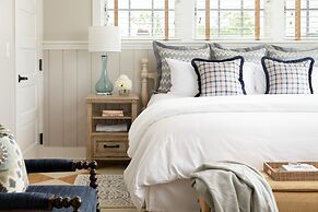 Vineyard Square Hotel & Suites