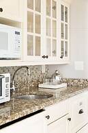 Vineyard Square Hotel & Suites