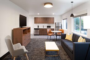 River's Edge Hotel Portland, Tapestry Collection by Hilton