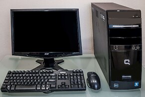 Super 8 by Wyndham Beaumont I-10 South/College St