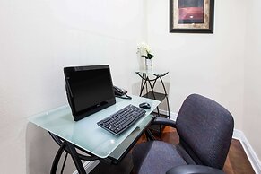 Super 8 by Wyndham Beaumont I-10 South/College St