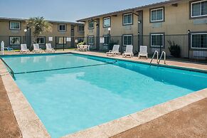 Super 8 by Wyndham Beaumont I-10 South/College St