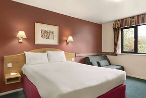 Days Inn by Wyndham Michaelwood M5