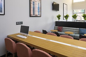 Holiday Inn Victoria Elk Lake by IHG