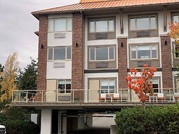 Holiday Inn Victoria Elk Lake by IHG