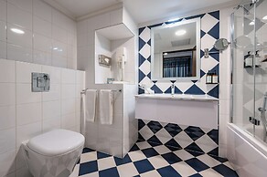 AX The Victoria Hotel