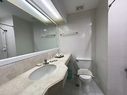 The Golden Peak Hotel & Suites powered by Cocotel