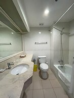 The Golden Peak Hotel & Suites powered by Cocotel