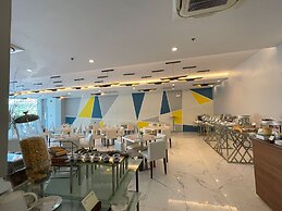 The Golden Peak Hotel & Suites powered by Cocotel