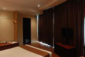 The Golden Peak Hotel & Suites powered by Cocotel